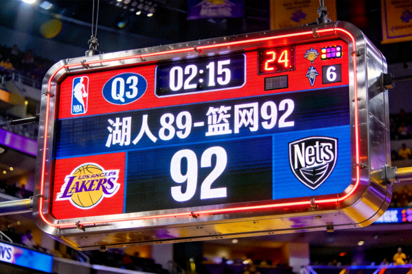 NBA比赛记分牌特写，显示实时比分