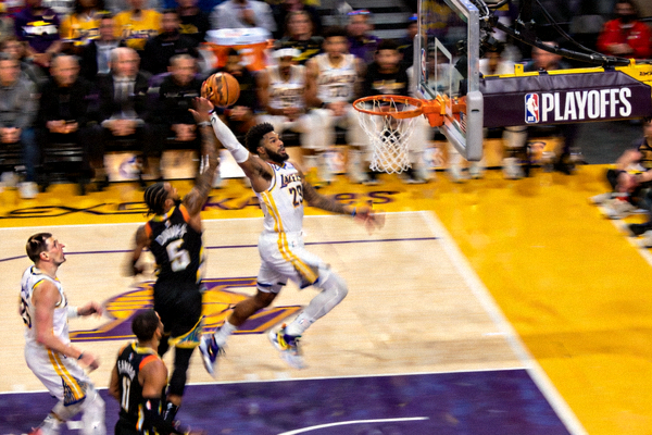 NBA季后赛赛场，球员突破上篮